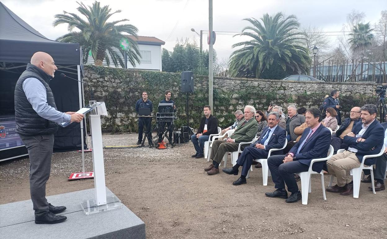 La inauguración del puente viejo que une Oruña y Arce contó con gran afluencia de representantes políticos del Gobierno de Cantabria. 