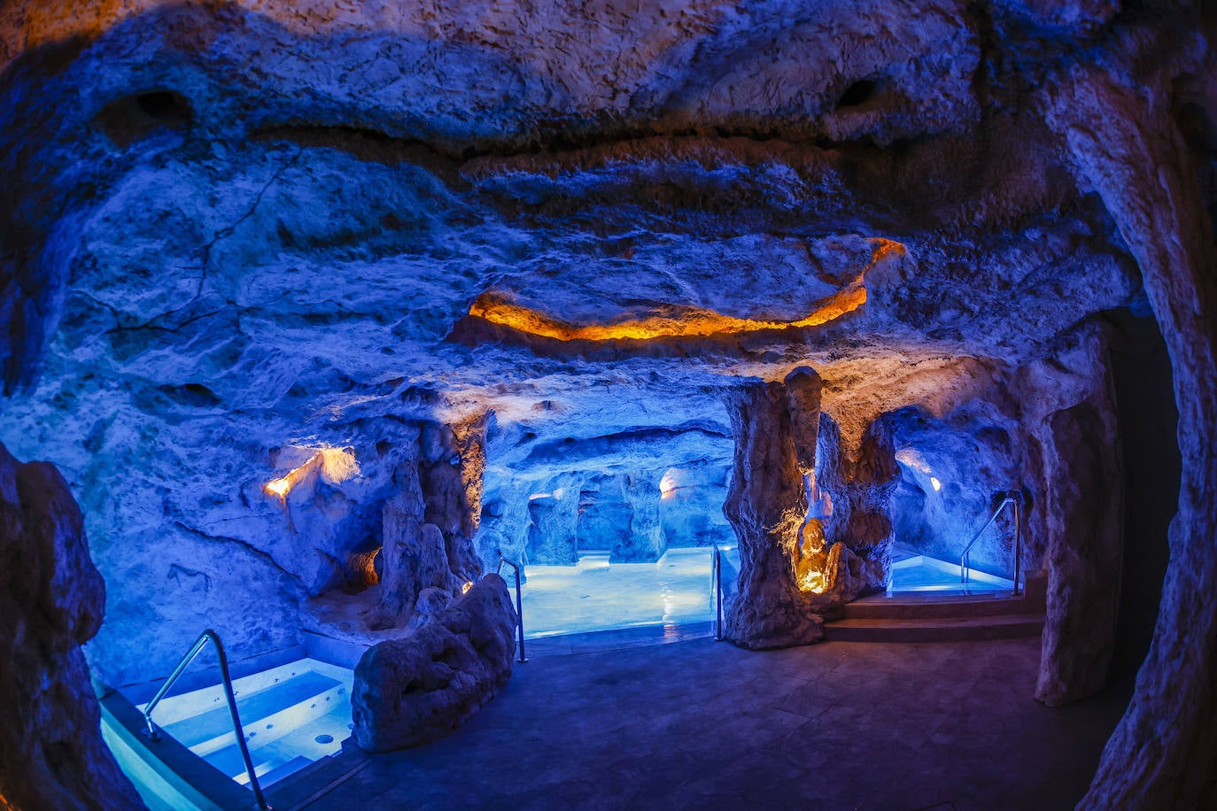 El Gran Hotel Balneario de Puente Viesgo dota al 'Templo del agua' de un nuevo espacio donde se recrean los techos de las cuevas del Monte Castillo.