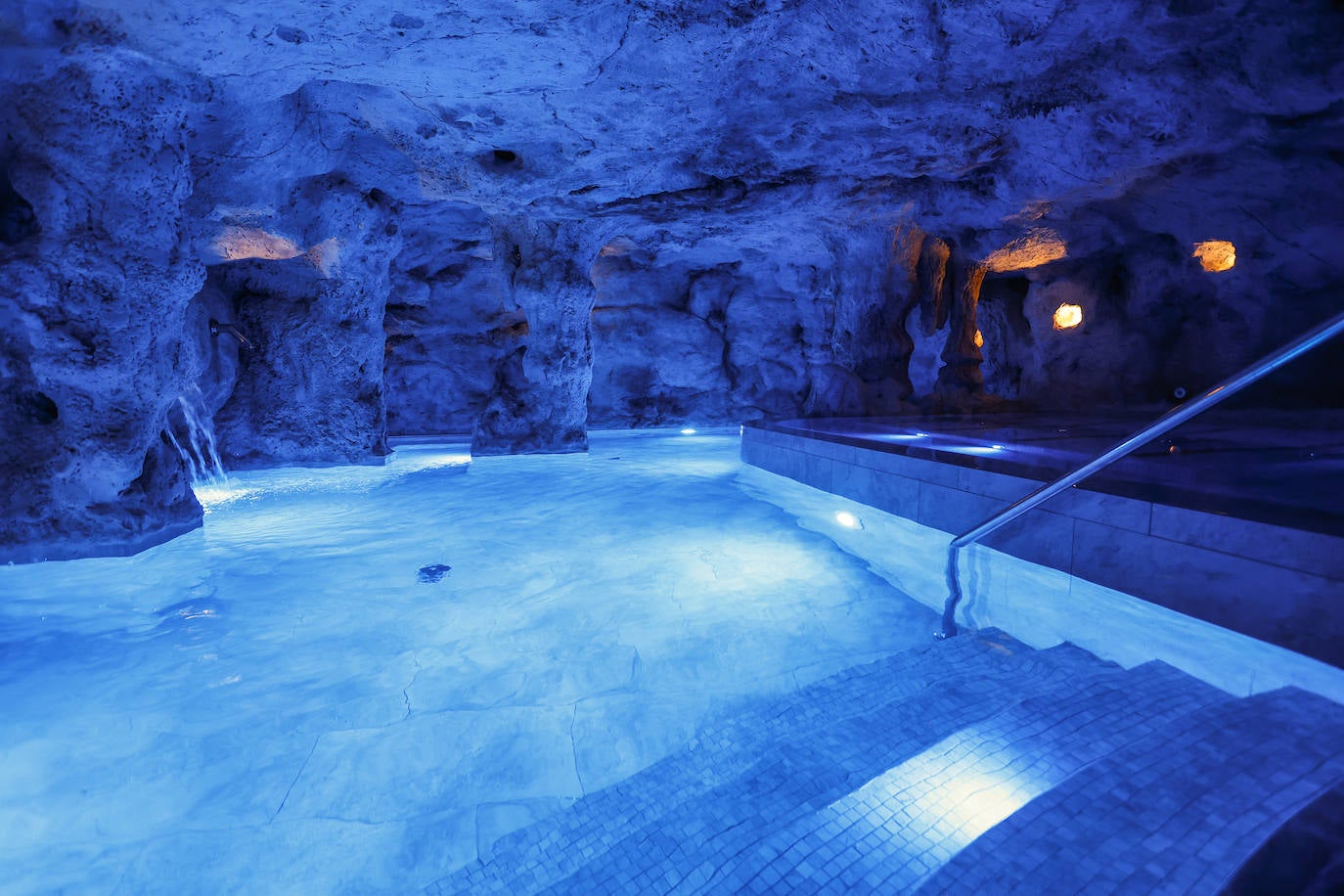 El Gran Hotel Balneario de Puente Viesgo dota al 'Templo del agua' de un nuevo espacio donde se recrean los techos de las cuevas del Monte Castillo.
