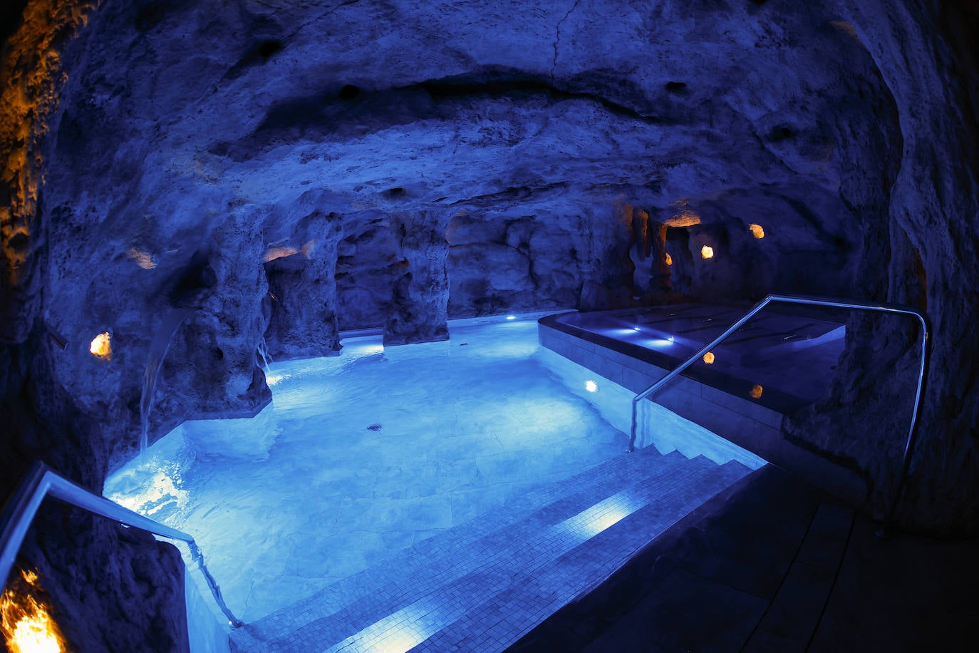 El Gran Hotel Balneario de Puente Viesgo dota al 'Templo del agua' de un nuevo espacio donde se recrean los techos de las cuevas del Monte Castillo.