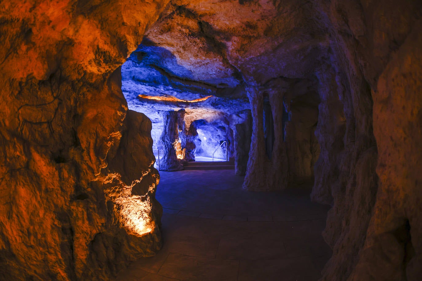 El Gran Hotel Balneario de Puente Viesgo dota al 'Templo del agua' de un nuevo espacio donde se recrean los techos de las cuevas del Monte Castillo.