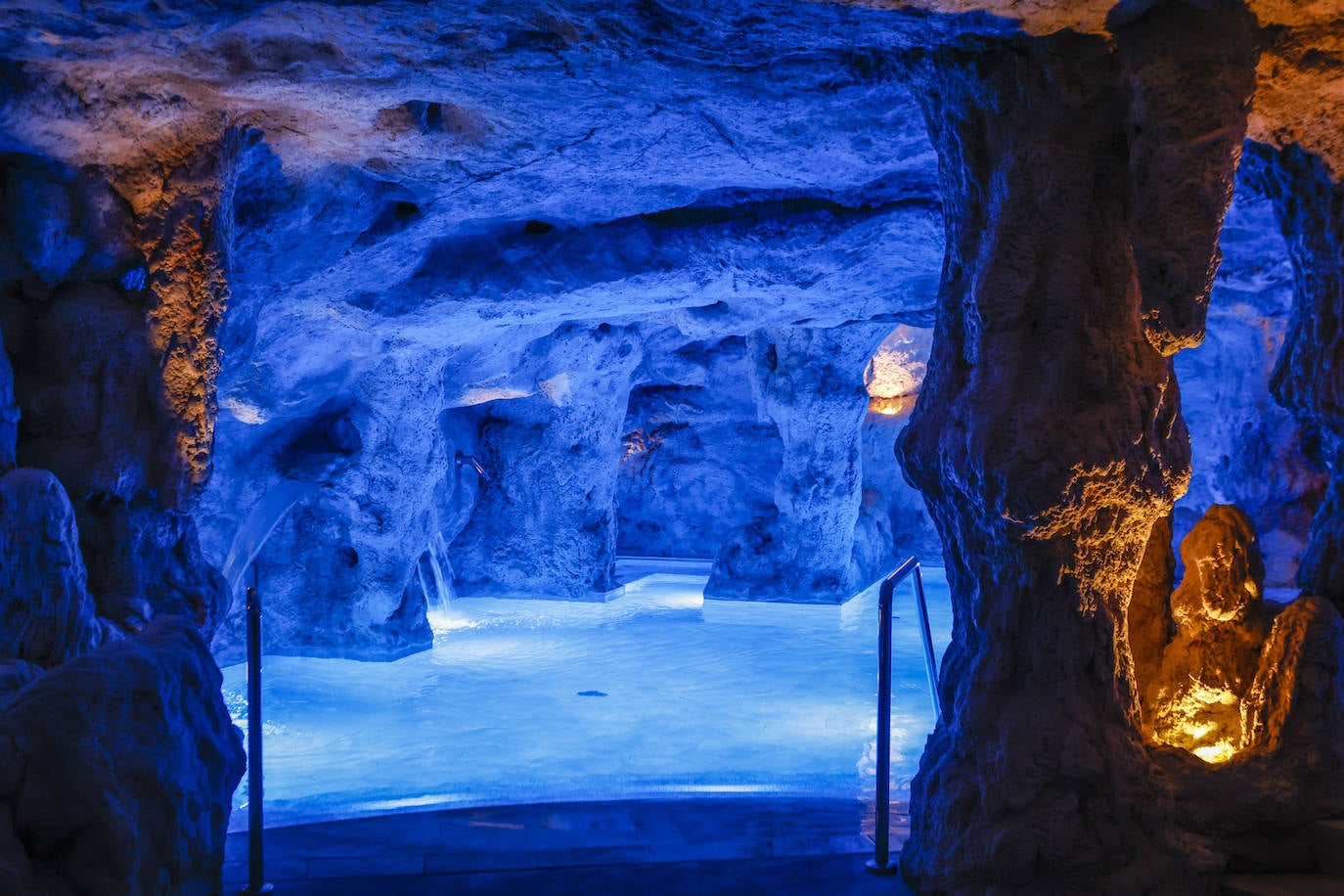 El Gran Hotel Balneario de Puente Viesgo dota al 'Templo del agua' de un nuevo espacio donde se recrean los techos de las cuevas del Monte Castillo.