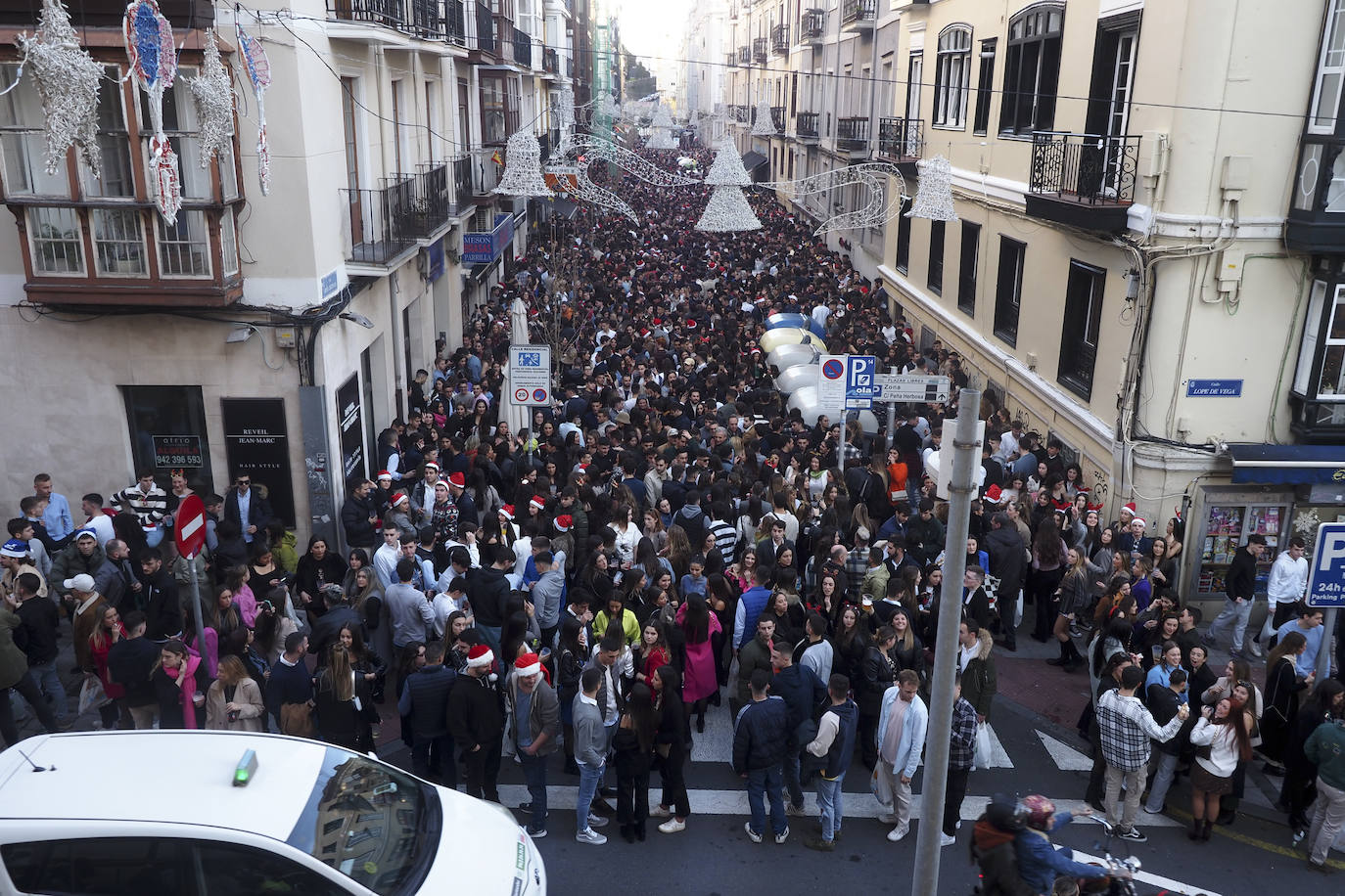 Cientos de personas han vuelto a concentrarse en la zona centro de la capital cántabra, especialmente por Peña Herbosa, tomada por los gorros de Papá Noel y los jerséis navideños