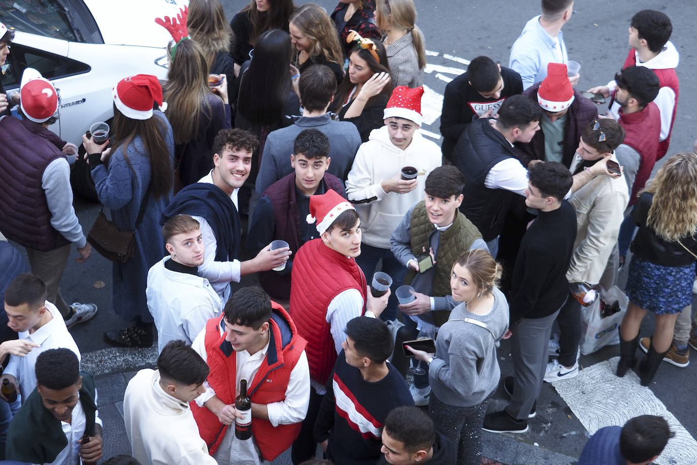 Cientos de personas han vuelto a concentrarse en la zona centro de la capital cántabra, especialmente por Peña Herbosa, tomada por los gorros de Papá Noel y los jerséis navideños