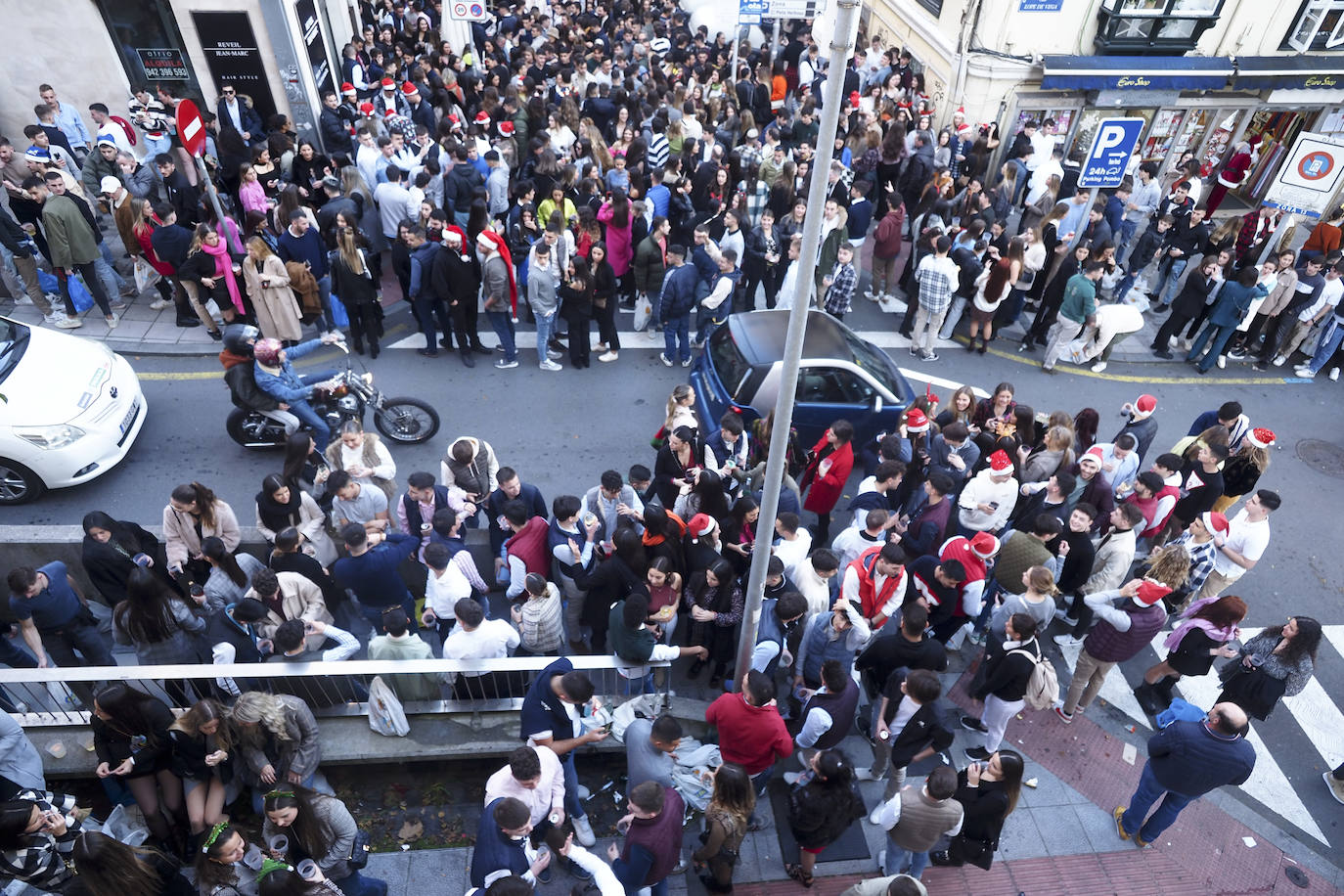 Cientos de personas han vuelto a concentrarse en la zona centro de la capital cántabra, especialmente por Peña Herbosa, tomada por los gorros de Papá Noel y los jerséis navideños