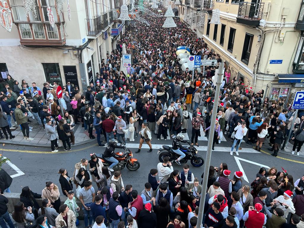 Cientos de personas han vuelto a concentrarse en la zona centro de la capital cántabra, especialmente por Peña Herbosa, tomada por los gorros de Papá Noel y los jerséis navideños