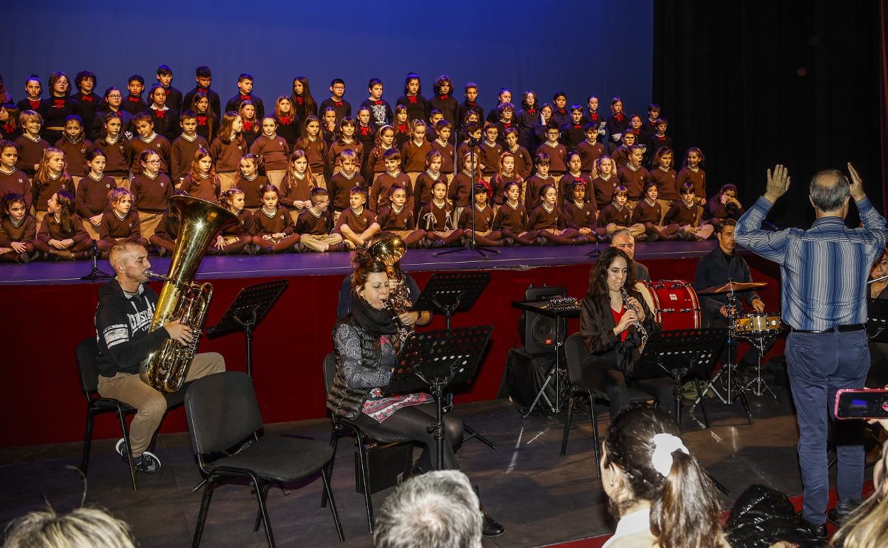 La Banda Municipal de Música de Torrelavega actuó el martes en un concierto de villancicos en el Teatro Concha Espina. 