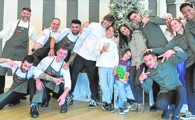 Sergio Bastard, de La Casonadel Judío, Santander, con su familia y su equipo. Dm