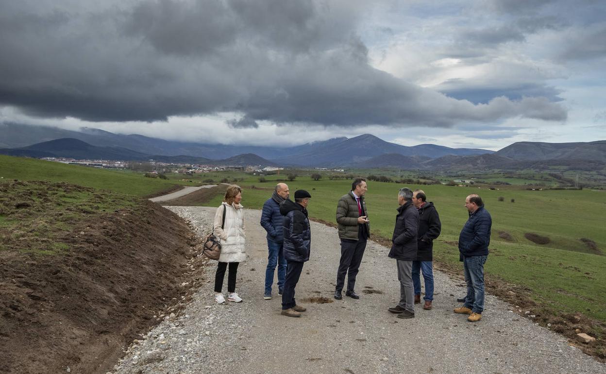 El consejero junto al alcalde y el pedáneo de la localidad de Requejo. 