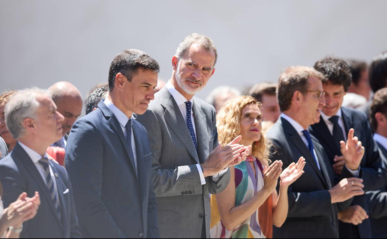 Felipe VI, junto al presidente Sánchez, la responsable del Congreso y el líder del PP en el homenaje de este julio a Miguel Ángel Blanco en Ermua.