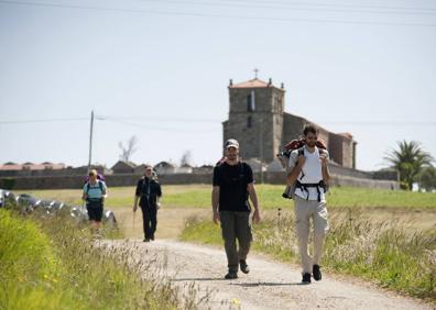 Imagen secundaria 1 - El Camino Lebaniego, reconocido por la Unesco, a su paso por Santillana del Mar y Torrelavega el día que reunió a decenas de bailarines en agosto para presentar la candidura de la jota. 