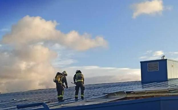 Bomberos en la cubiertas de las piscinas esta mañana. 