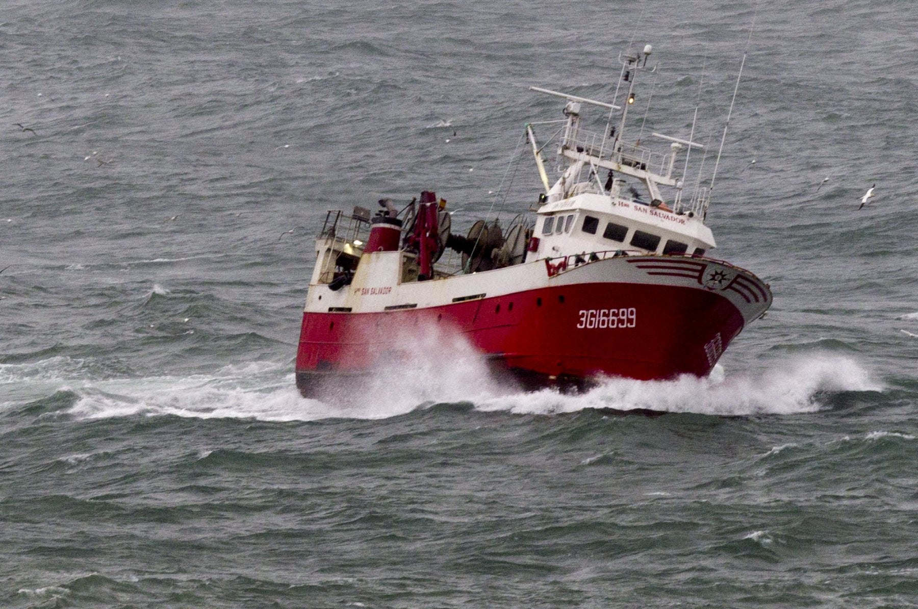 Un barco pesquero lidia con el mal tiempo y el oleaje en el Mar Cantábrico. 