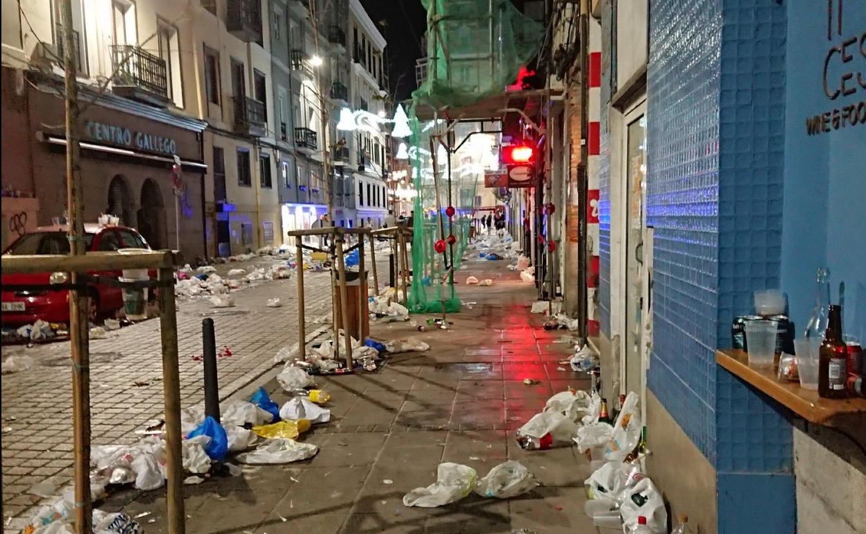 La suciedad en la calle Peña Herbosa tras la 'tardebuena'. 