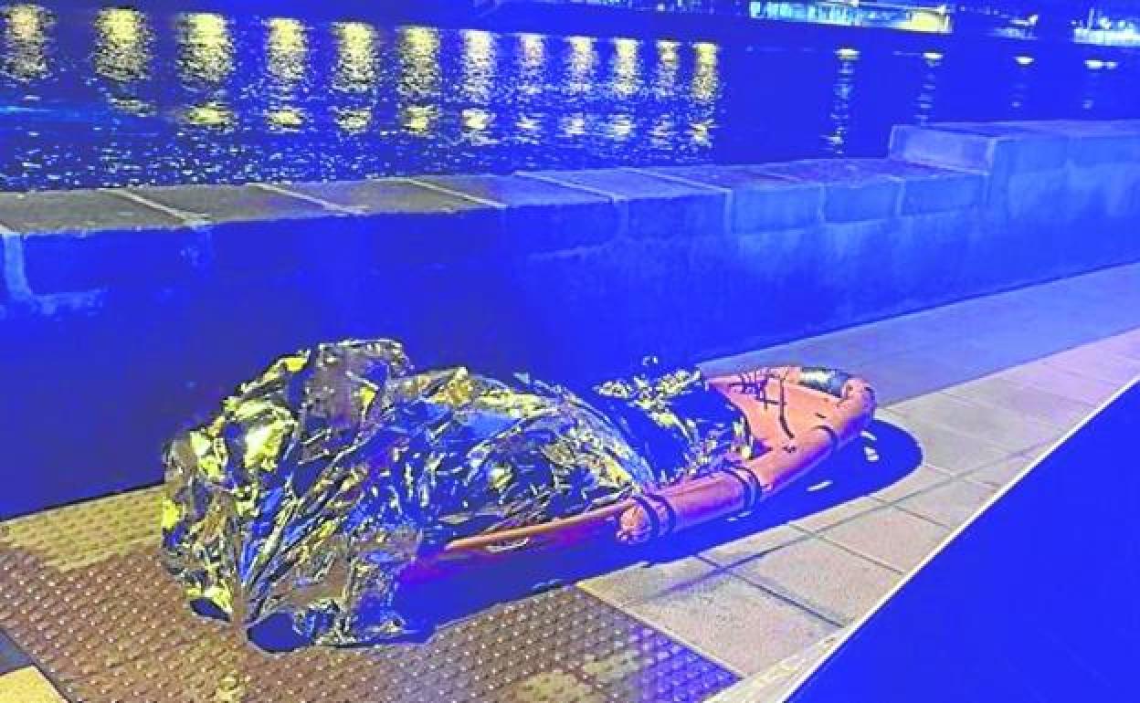 El cuerpo fue avistado flotando en la ría, junto al Puente Colgante, la madrugada del sábado. 