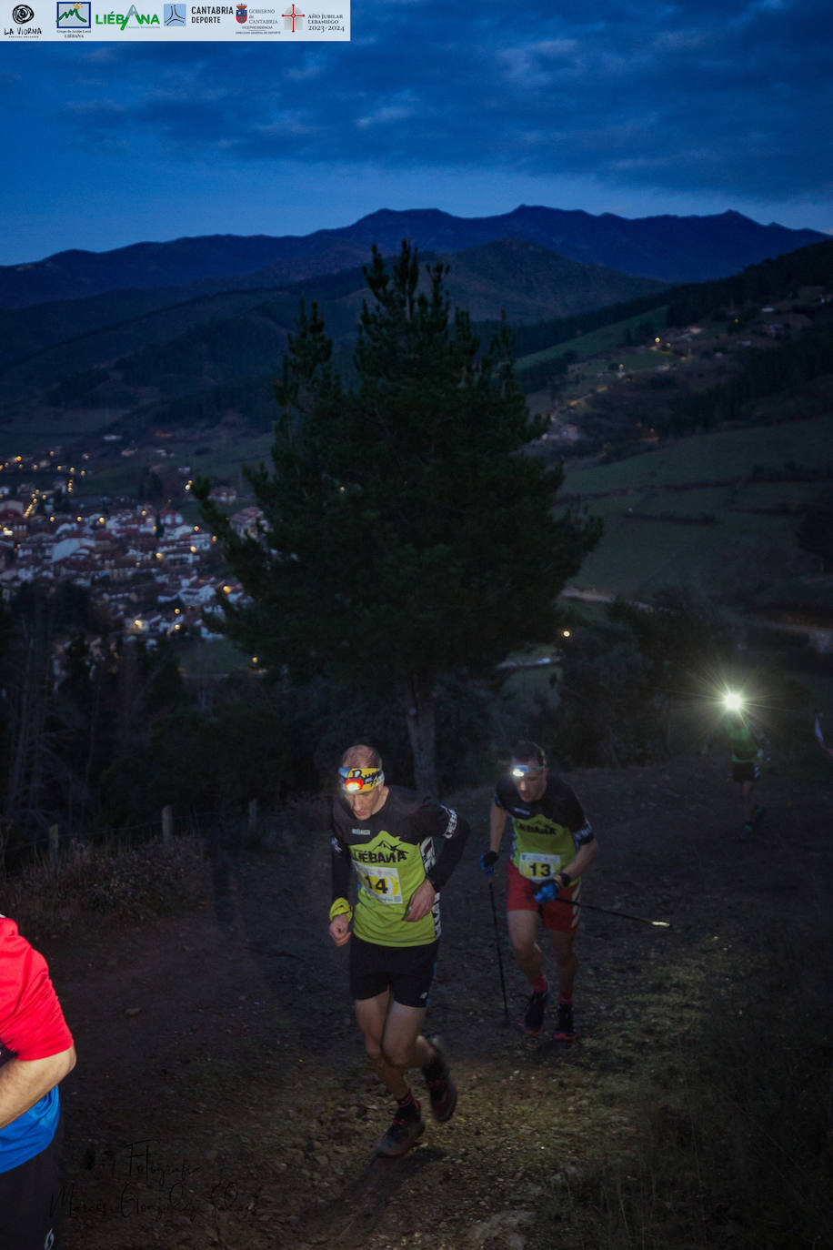 Guillermo Ramos y Tamara Crespo fueron los ganadores de la primera edición de La Viorna Vertical Nocturna, que se disputó entre la villa de Potes y las inmediaciones de la cumbre del monte Viorna y que fue organizada por el club Kilómetro Vertical Fuente Dé y por el Ayuntamiento de Potes. La carrera, con fuertes pendientes, de tres kilómetros de subida y 700 metros de desnivel, sufrió un cambio de recorrido en el final de carrera y terminó en el Llano del Arciluengo. 