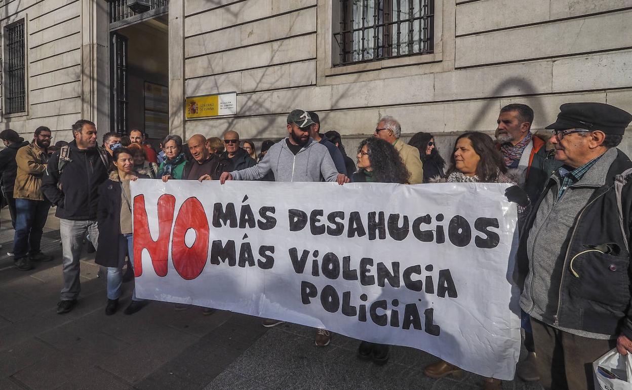 Concentración para denunciar la «escalada policial» en los desalojos de viviendas