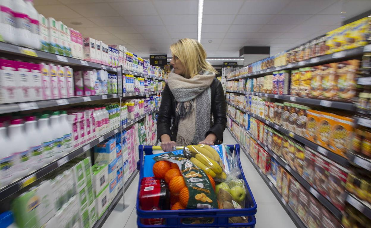 Una mujer hace la compra en un supermercado de Cantabria.