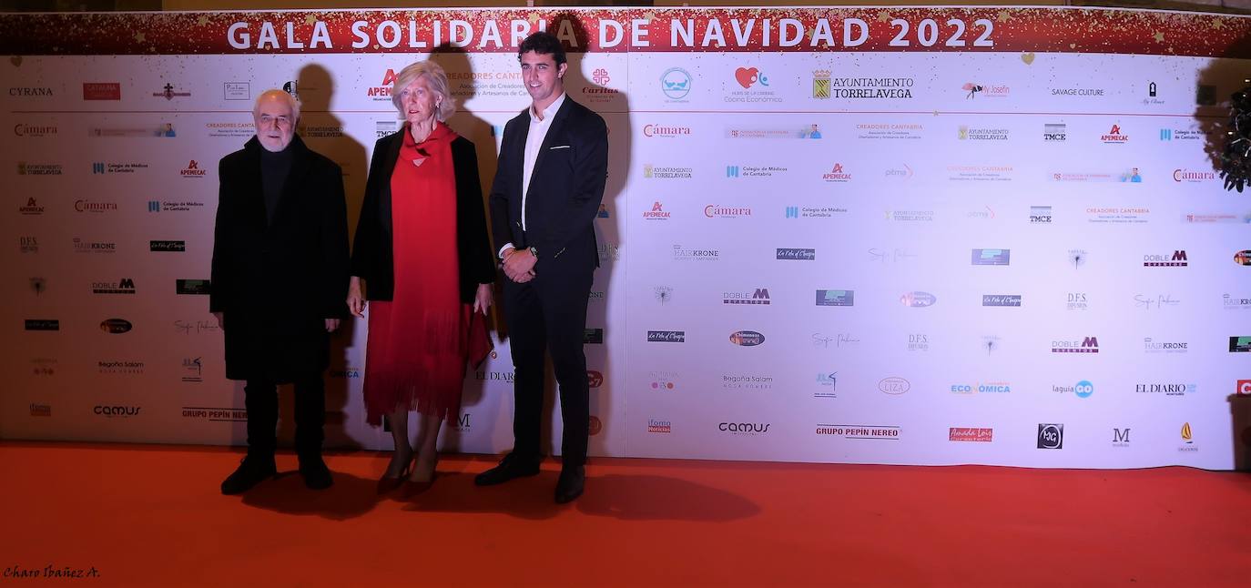 Veinticinco artistas y creadores cántabros mostraron su arte en el Teatro Concha Espina durante la Gala Solidaria de Navidad para recaudar fondos para al Banco de Alimentos, Cáritas y la Cocina Económica