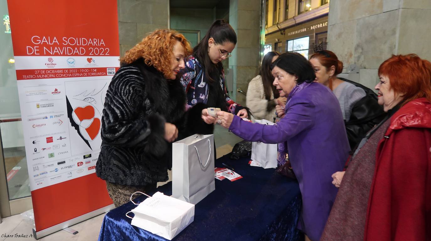 Veinticinco artistas y creadores cántabros mostraron su arte en el Teatro Concha Espina durante la Gala Solidaria de Navidad para recaudar fondos para al Banco de Alimentos, Cáritas y la Cocina Económica