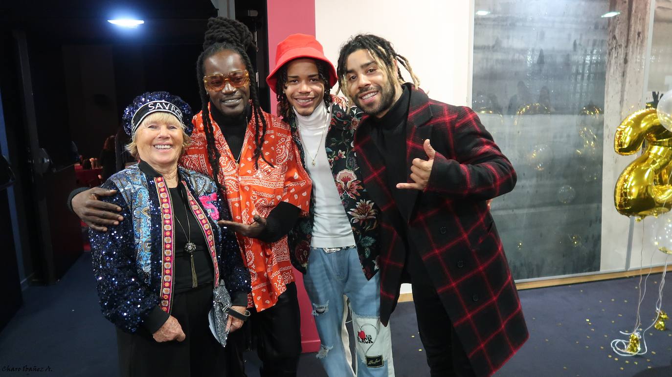 Veinticinco artistas y creadores cántabros mostraron su arte en el Teatro Concha Espina durante la Gala Solidaria de Navidad para recaudar fondos para al Banco de Alimentos, Cáritas y la Cocina Económica