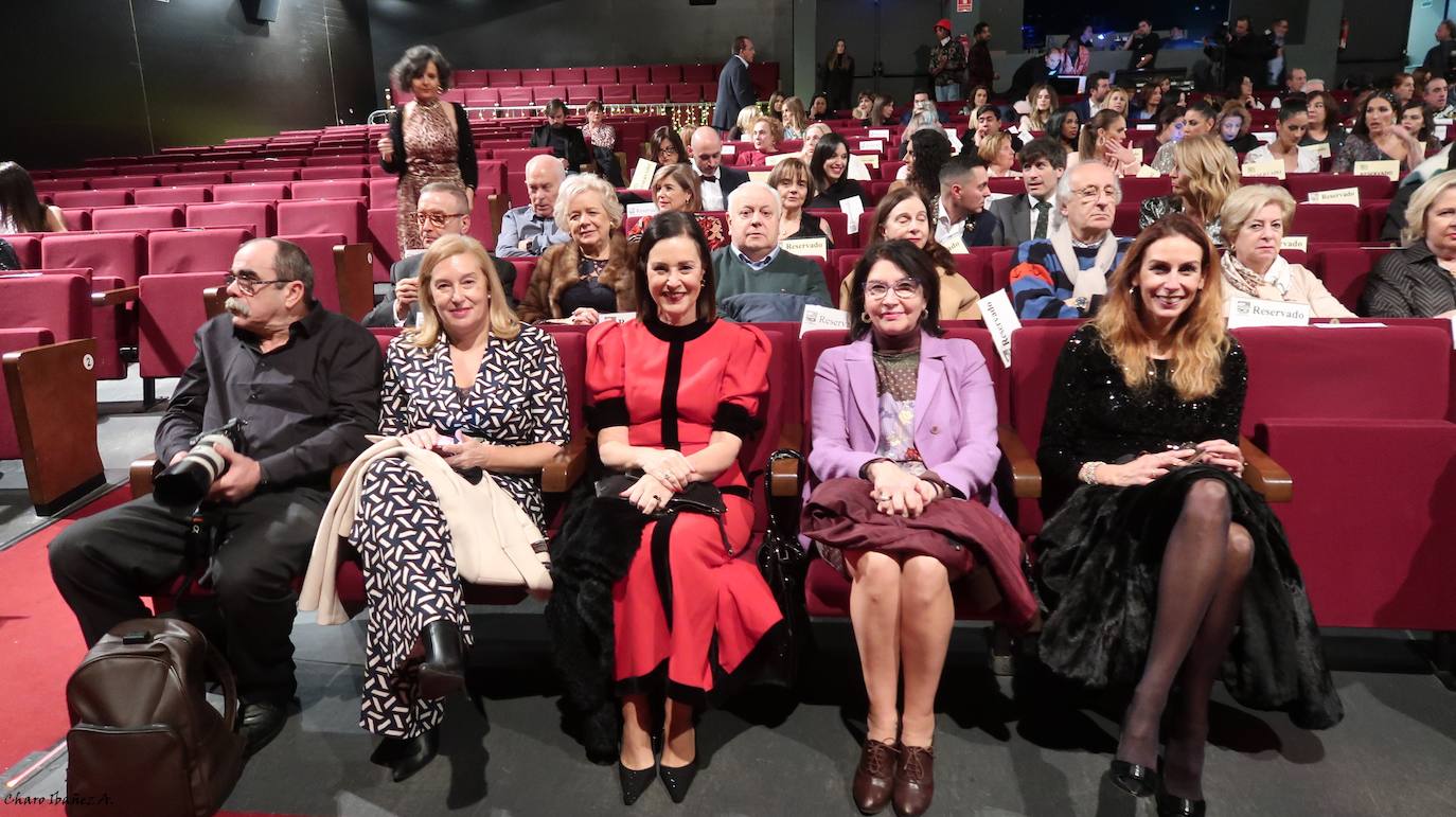 Veinticinco artistas y creadores cántabros mostraron su arte en el Teatro Concha Espina durante la Gala Solidaria de Navidad para recaudar fondos para al Banco de Alimentos, Cáritas y la Cocina Económica