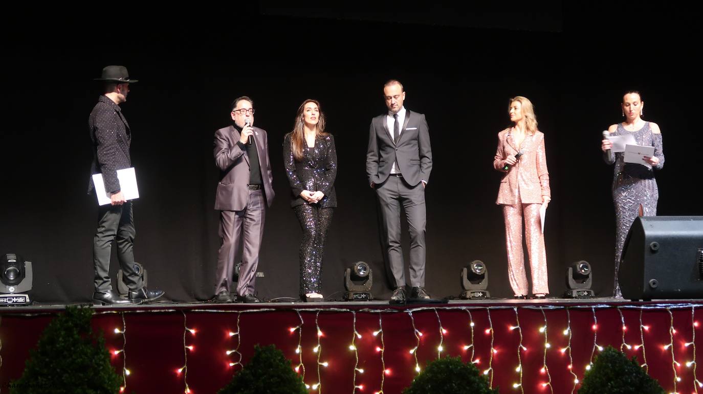 Veinticinco artistas y creadores cántabros mostraron su arte en el Teatro Concha Espina durante la Gala Solidaria de Navidad para recaudar fondos para al Banco de Alimentos, Cáritas y la Cocina Económica