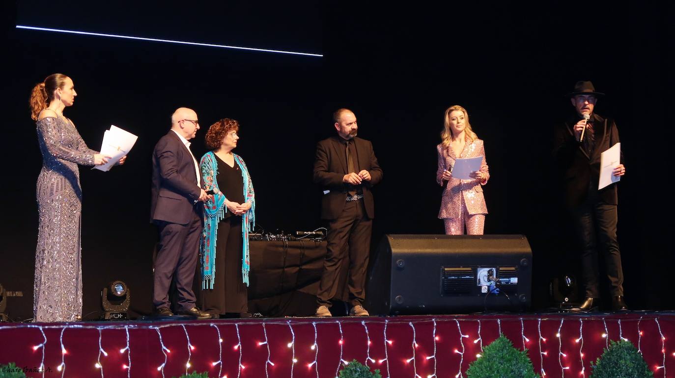 Veinticinco artistas y creadores cántabros mostraron su arte en el Teatro Concha Espina durante la Gala Solidaria de Navidad para recaudar fondos para al Banco de Alimentos, Cáritas y la Cocina Económica