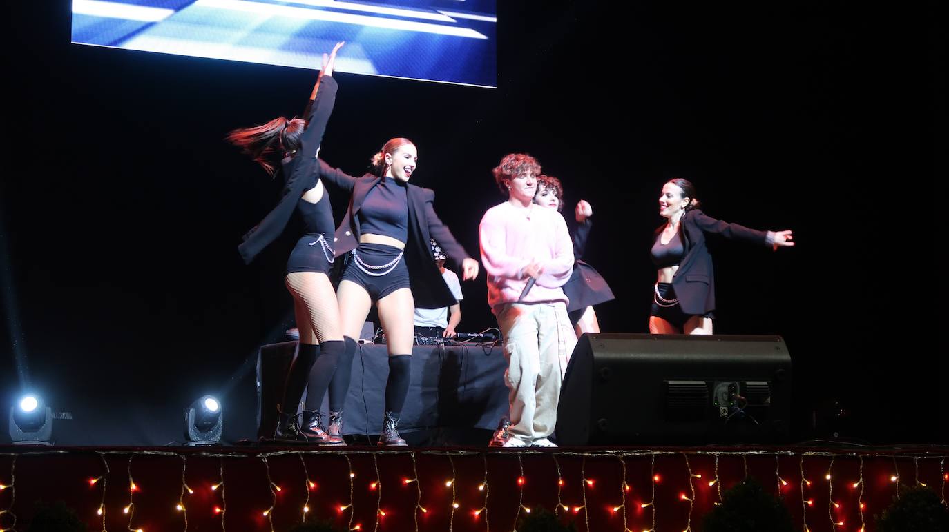 Veinticinco artistas y creadores cántabros mostraron su arte en el Teatro Concha Espina durante la Gala Solidaria de Navidad para recaudar fondos para al Banco de Alimentos, Cáritas y la Cocina Económica