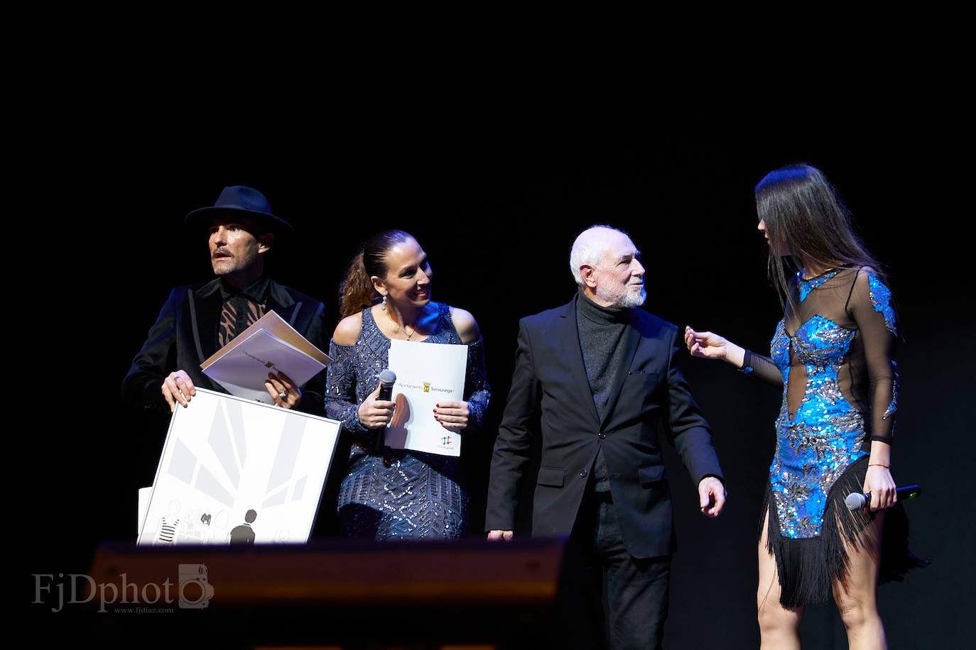 Veinticinco artistas y creadores cántabros mostraron su arte en el Teatro Concha Espina durante la Gala Solidaria de Navidad para recaudar fondos para al Banco de Alimentos, Cáritas y la Cocina Económica