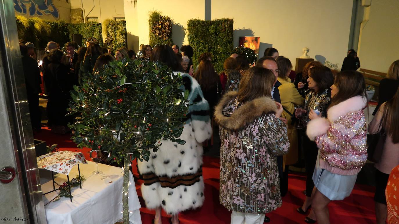 Veinticinco artistas y creadores cántabros mostraron su arte en el Teatro Concha Espina durante la Gala Solidaria de Navidad para recaudar fondos para al Banco de Alimentos, Cáritas y la Cocina Económica