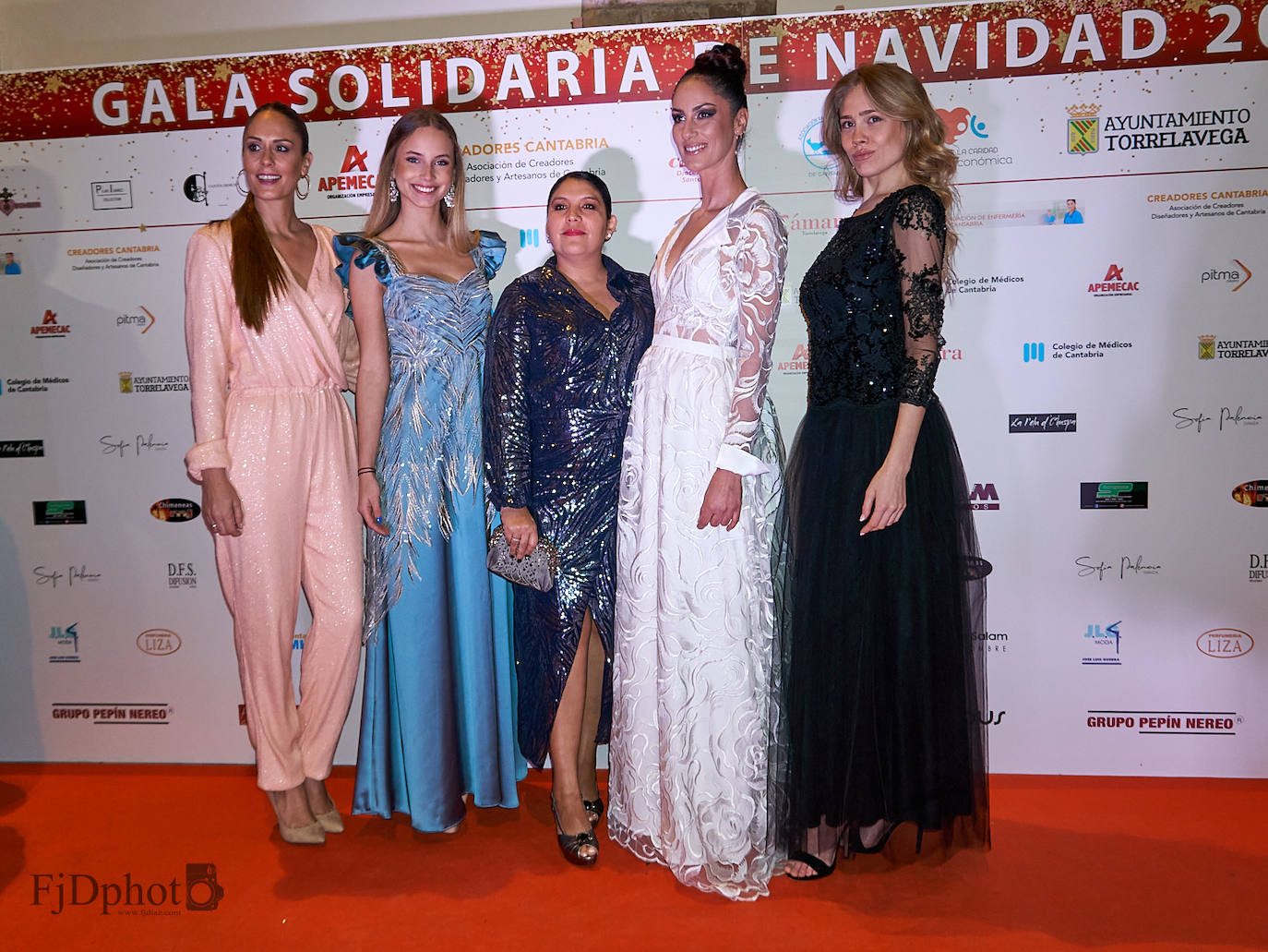 Veinticinco artistas y creadores cántabros mostraron su arte en el Teatro Concha Espina durante la Gala Solidaria de Navidad para recaudar fondos para al Banco de Alimentos, Cáritas y la Cocina Económica