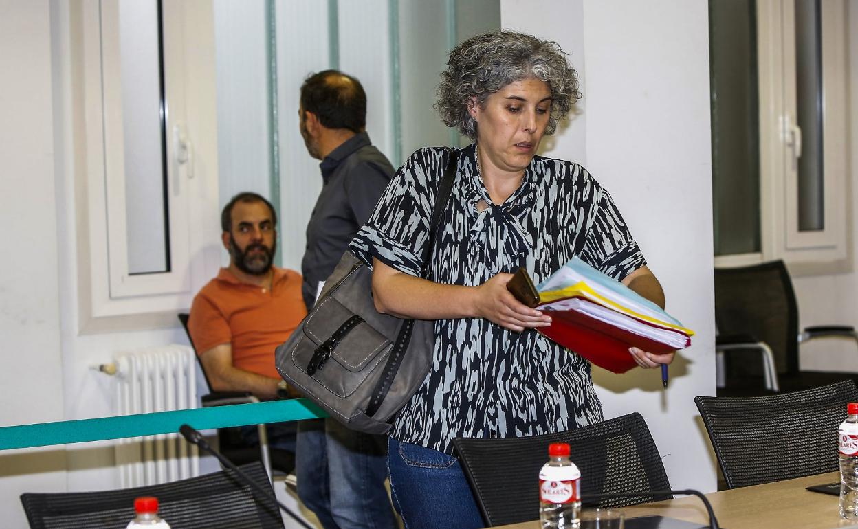 La concejala de Bienestar Social, Laura Romano, llega al salón de plenos antes de una sesión en Baldomero Iglesias. 