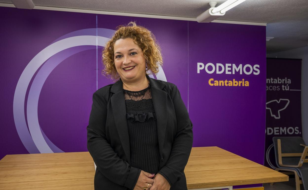 Mercedes González, en la sede de Podemos en Santander. 