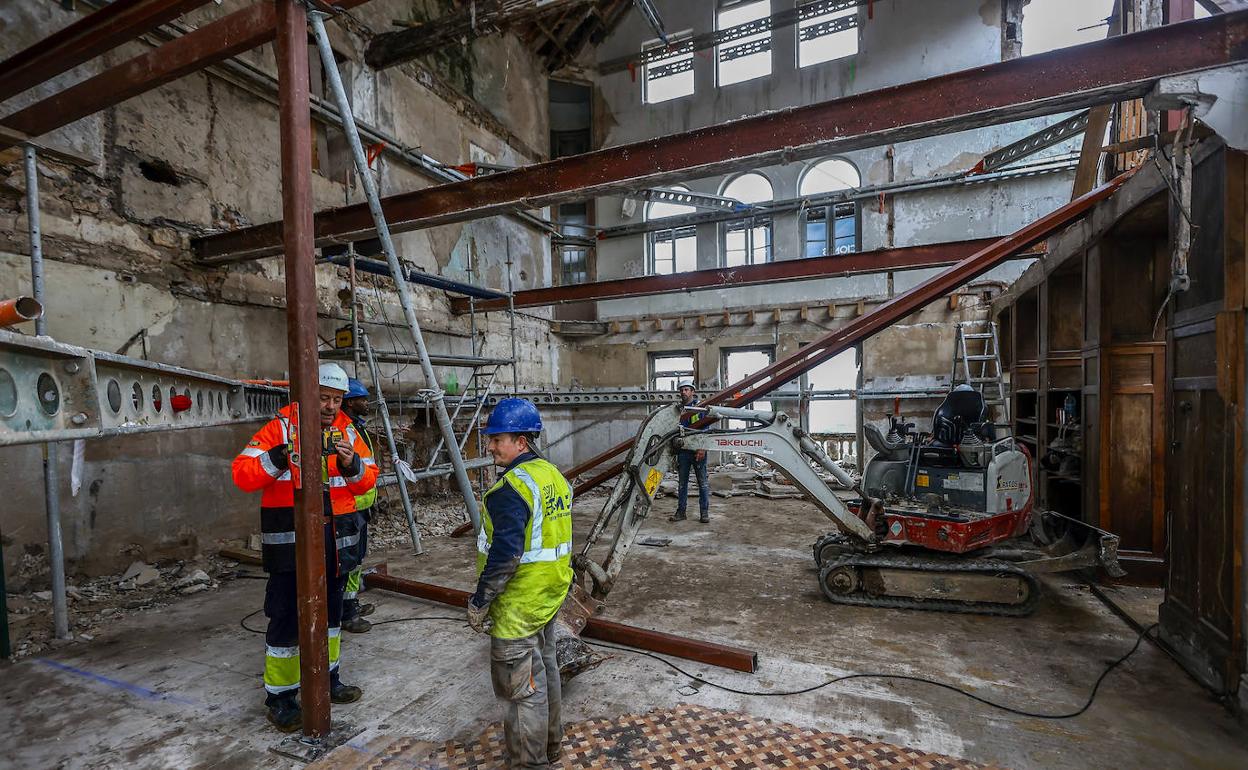 Un grupo de operarios trabaja en el interior del palacio Jaime del Amo de Suances