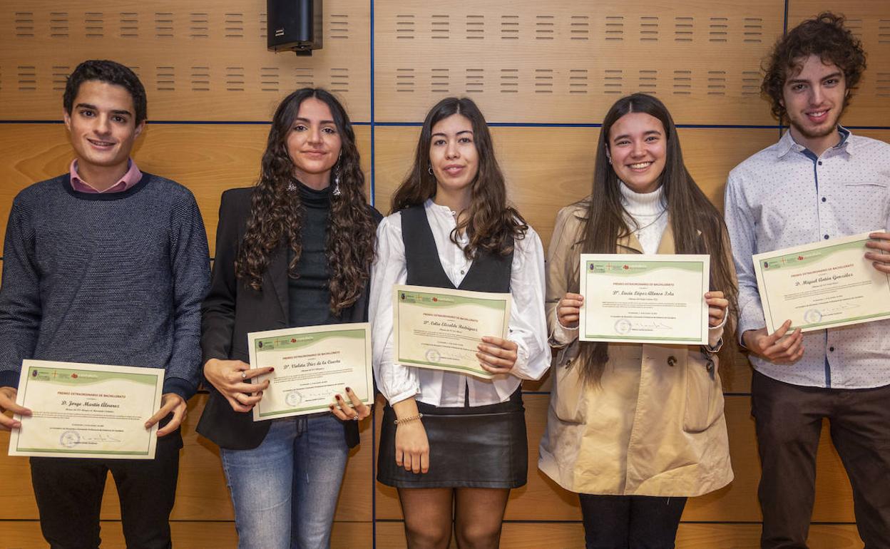 Jorge Martín, Violeta Díez de la Cuesta, Celia Elizalde Rodríguez, Lucía López-Alonso Isla y Miguel Antón González, ayer, en la Consejería.