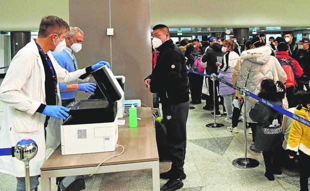 Pasajeros procedentes de China realizan pruebas de antígenos tras su aterrizaje en el aeropuerto de Milán.