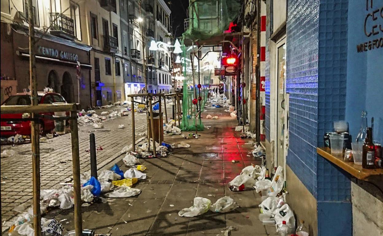 Aspecto de la calle Peña Herbosa tras la celebración de la 'tardebuena'.