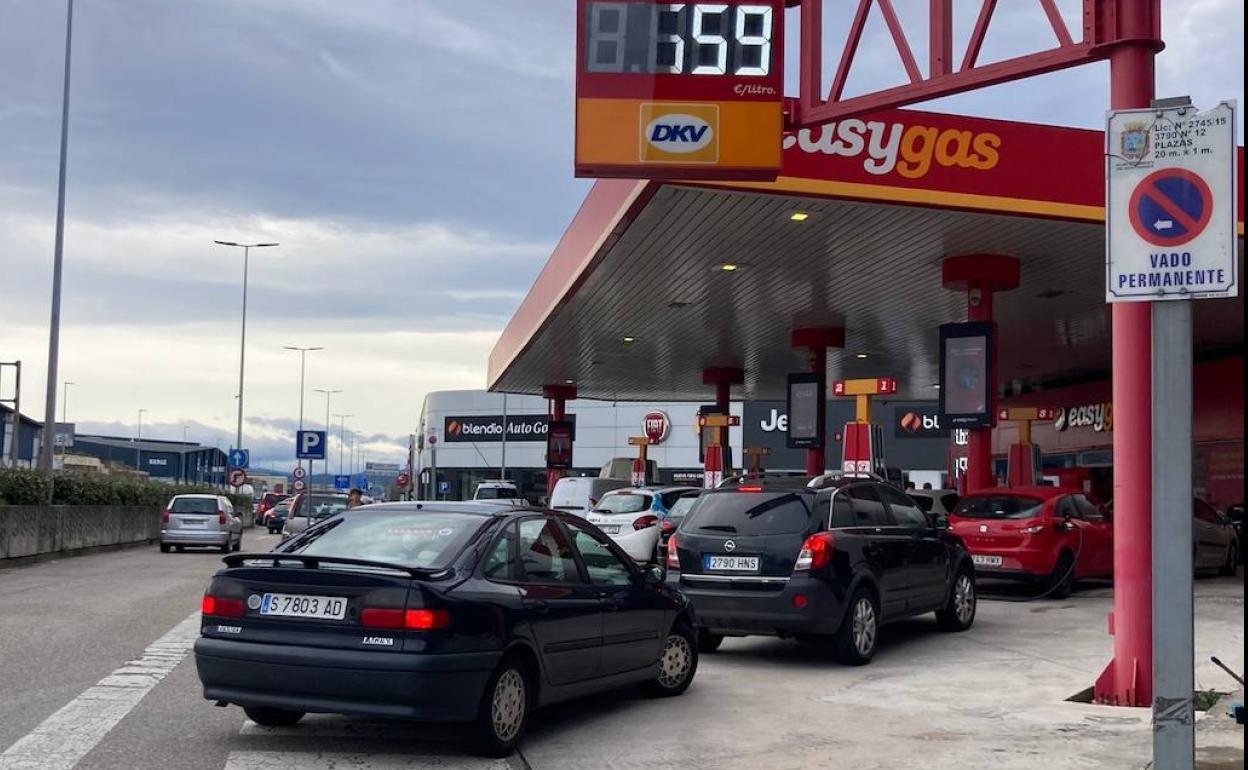 Varios vehículos repostando, hoy, en la estación de servicio de Easygas en la avenida de Parayas de Santander. 