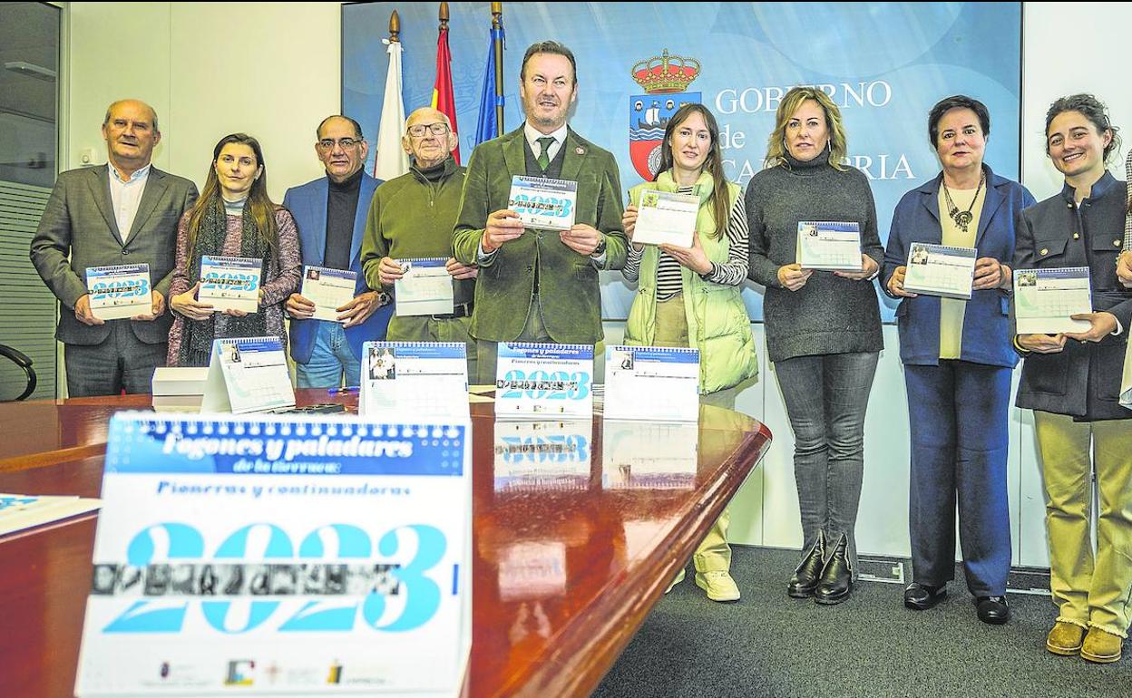 José María Díaz y Nieves Pérez Eslava, de MARE, Luis Agudo (hijo de Mayte Agudo), Joseín Villanueva (hijo de Visitación Álvarez), el consejero Guillermo Blanco, Eva Sañudo, Teresa Monteoliva, María Ángeles Sainz e Irene Rodríguez. 