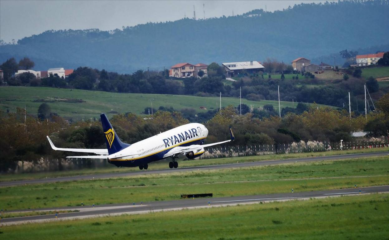 Un avión de Ryanair en el aeropuerto. 