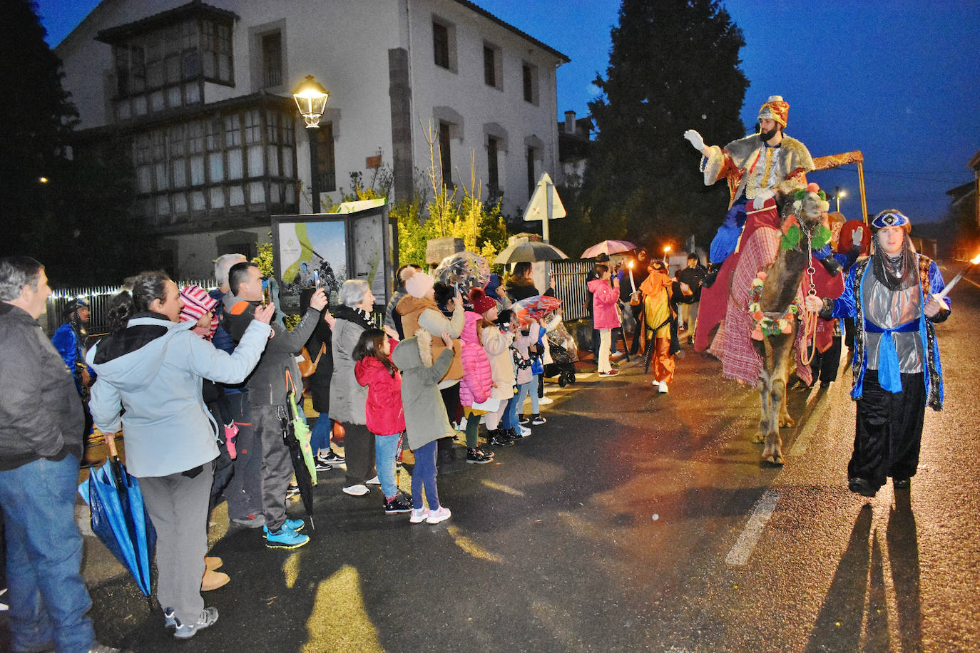 El cartero real fue recibido por los niños de Molledo.