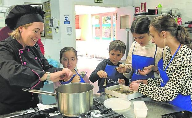 Alicia, Félix, Rita y Lucía bajo la supervisión de Yolanda. 