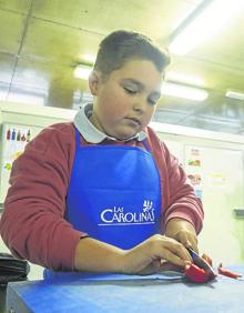 Imagen secundaria 2 - Claudia, Berta, Daniela, Irene y Samuel practican el corte de las verduras para los canapés. 