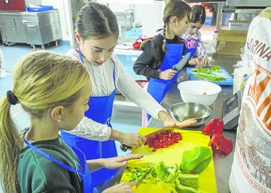 Imagen secundaria 1 - Claudia, Berta, Daniela, Irene y Samuel practican el corte de las verduras para los canapés. 