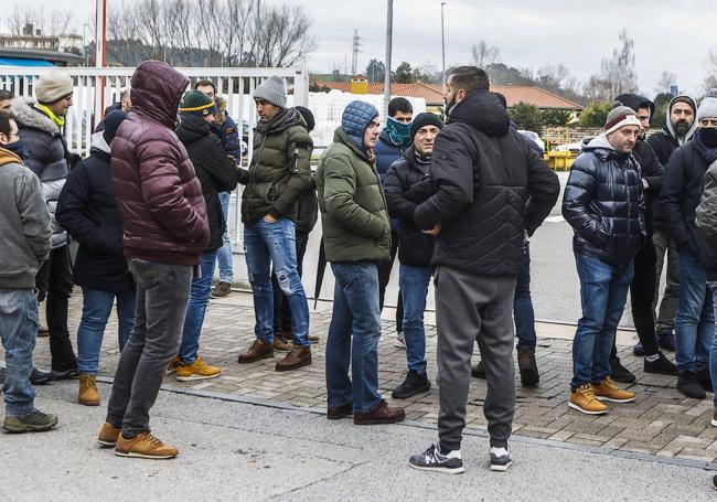 Los trabajadores bloquearon la entrada a la planta.