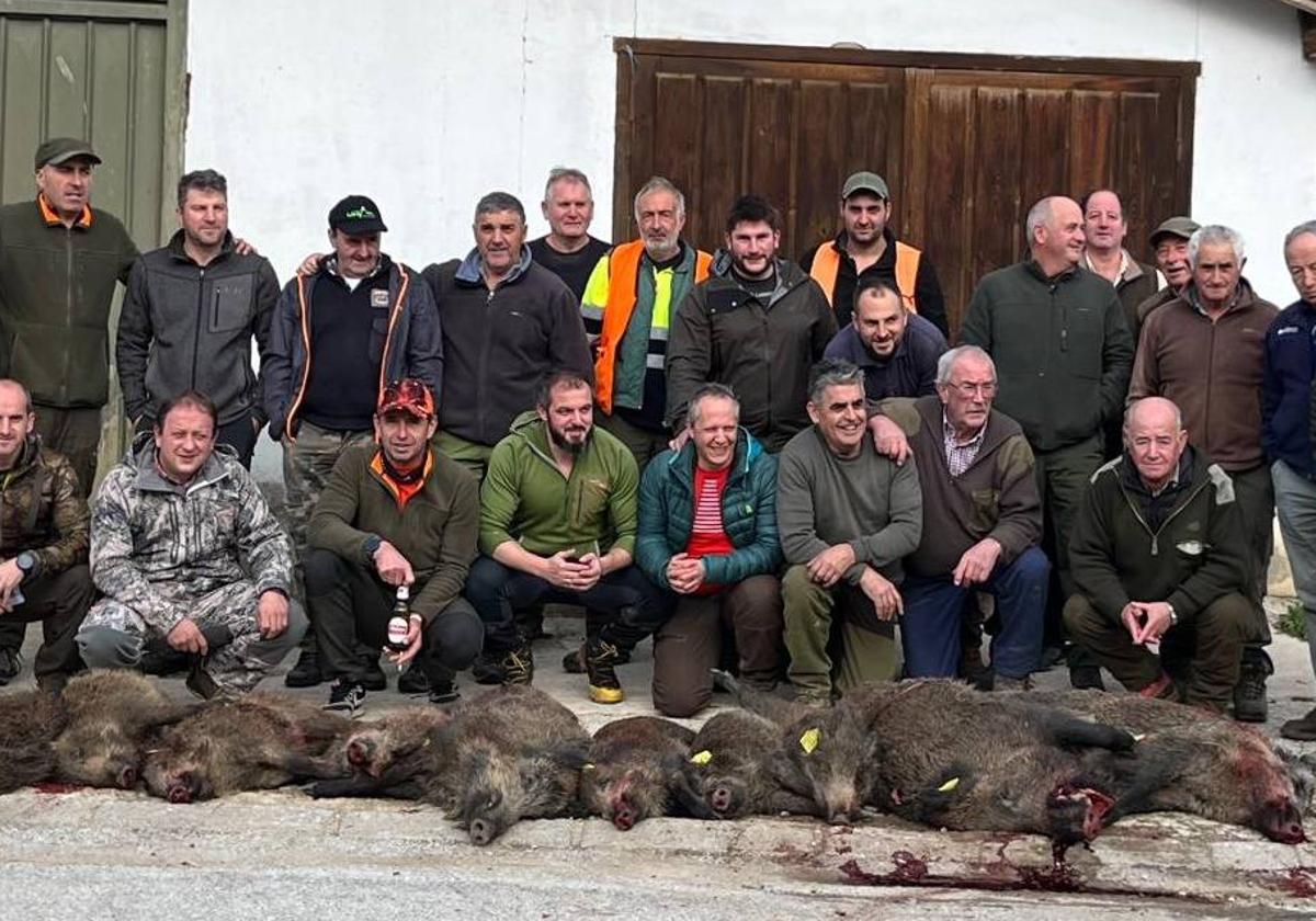 Integrantes de la cuadrilla 52, dirigida por José Santos del Hoyo, con el cupo realizado en Panda Carrielda recientemente