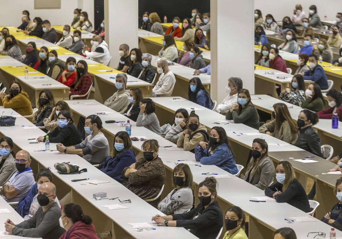 Imagen de archivo de un examen de oposiciones celebrado en el Palacio de Exposiciones de Santander en octubre de 2021