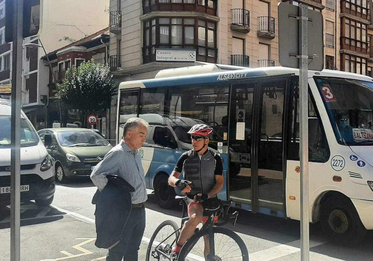 Vehículo del Castrobús realizando su ruta a su paso por Castro