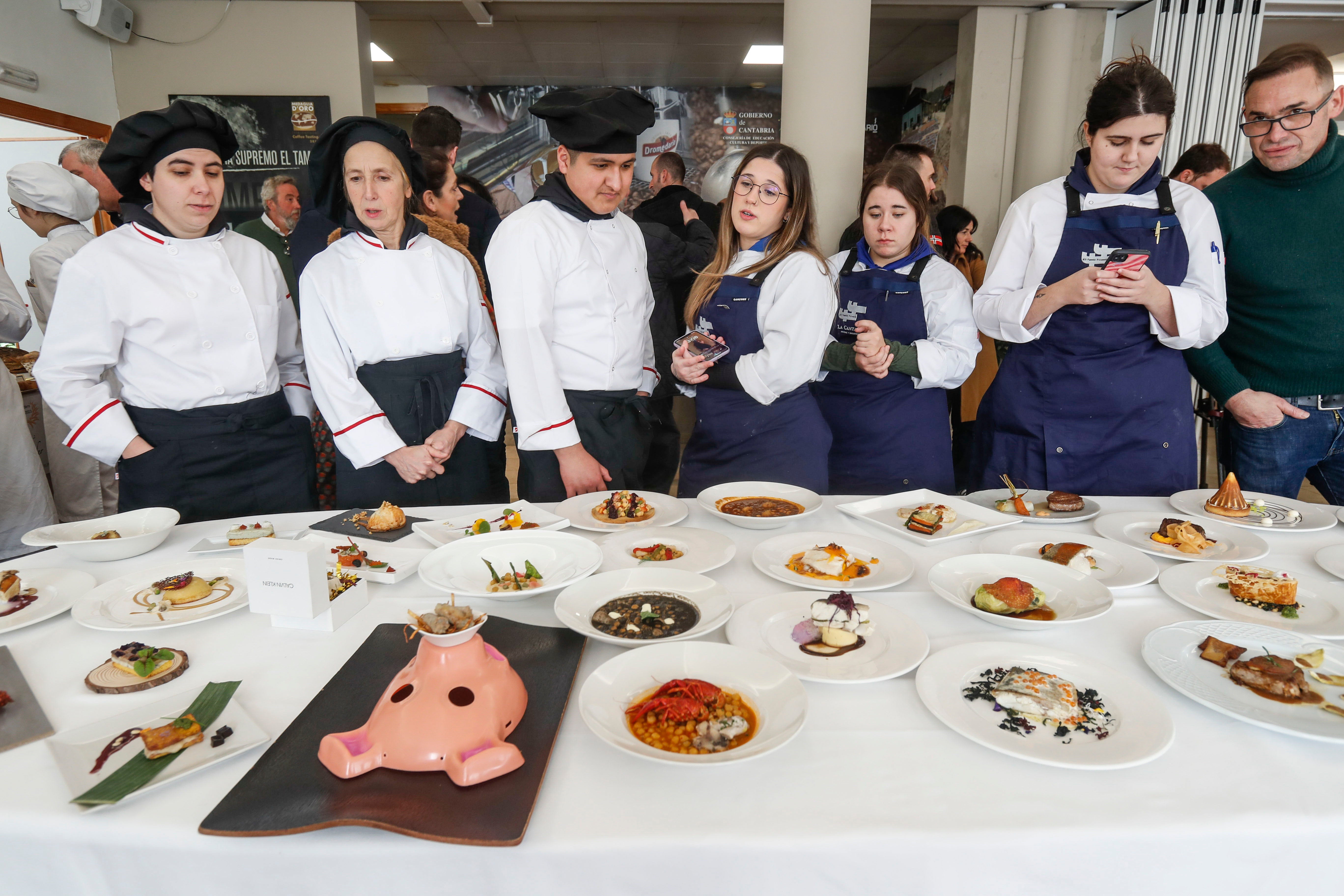 Los participantes observan sus platos, expuestos en el restaurante, tras la cata.